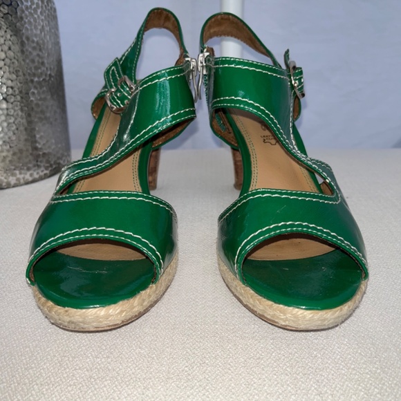 Tamaris (39) green patent leather sandals with stacked wooden heels. - Picture 5 of 12
